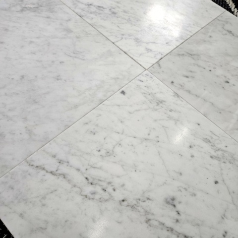 Płytki marmurowe z białego marmuru Bianco Carrara w rozmiarze 30,5/30,5/1 cm, wykończenie polerowane