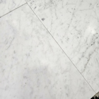 Płytki marmurowe z białego marmuru Bianco Carrara w rozmiarze 30,5/30,5/1 cm, wykończenie polerowane