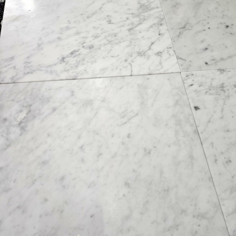 Płytki marmurowe z białego marmuru Bianco Carrara w rozmiarze 30,5/30,5/1 cm, wykończenie polerowane