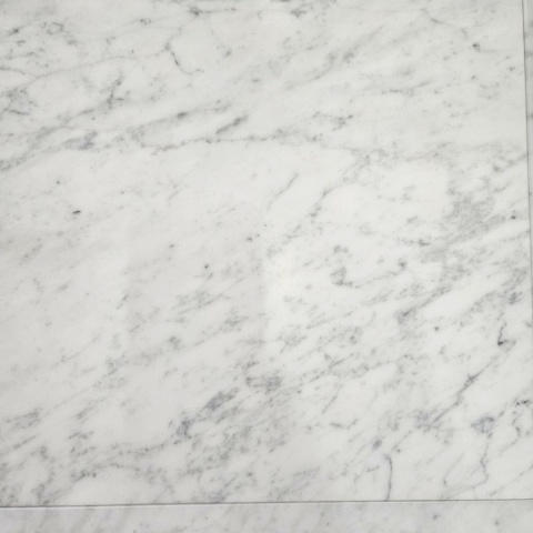 Płytki marmurowe z białego marmuru Bianco Carrara w rozmiarze 30,5/30,5/1 cm, wykończenie polerowane