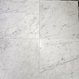 Płytki marmurowe z białego marmuru Bianco Carrara w rozmiarze 30,5/30,5/1 cm, wykończenie satynowe
