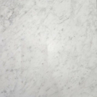 Płytki marmurowe z białego marmuru Bianco Carrara w rozmiarze 30,5/30,5/1 cm, wykończenie satynowe