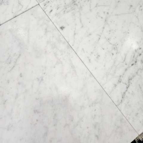 Płytki marmurowe z białego marmuru Bianco Carrara w rozmiarze 30,5/30,5/1 cm, wykończenie satynowe