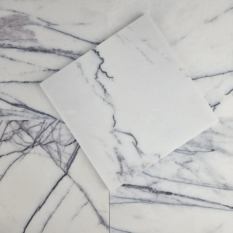 Płytki marmurowe z białego marmuru Lilac w rozmiarze 20,3x20,3x1 cm, wykończenie satynowe