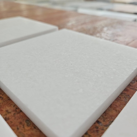 Płytki marmurowe z białego marmuru Thassos w rozmiarze 20,3x20,3x1 cm, wykończenie satyna
