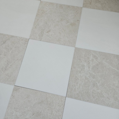 Płytki marmurowe z białego marmuru Thassos w rozmiarze 20,3x20,3x1 cm, wykończenie satyna