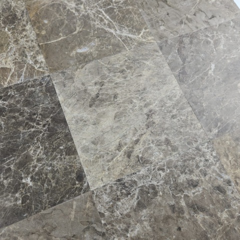 Płytki marmurowe z brązowego marmur Pietra Grey w rozmiarze 10x10x1 cm, wykończenie satynowe
