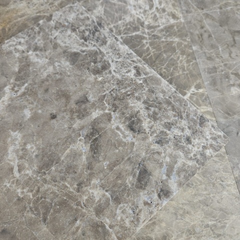 Płytki marmurowe z brązowego marmur Pietra Grey w rozmiarze 10x10x1 cm, wykończenie satynowe