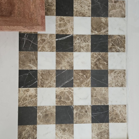 Płytki marmurowe z brązowego marmuru Emperador Mocha w rozmiarze 10x10x1 cm, wykończenie satynowe