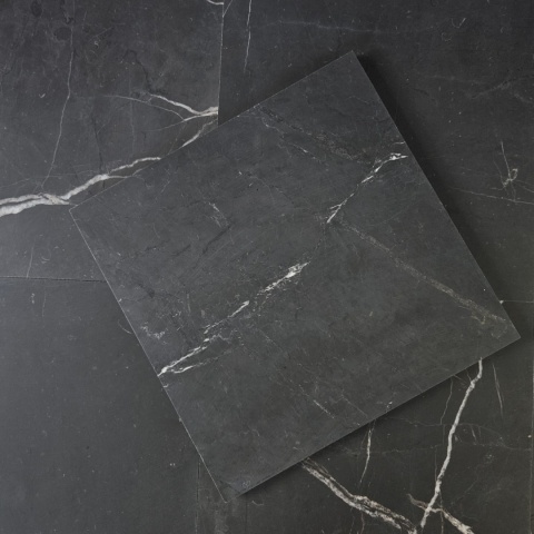 Płytki marmurowe z czarnego marmuru Black Silk w rozmiarze 20,3x20,3x1 cm, wykończenie satynowe
