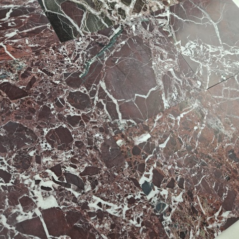 Płytki marmurowe z czerwonego marmuru Rosso Levanto w rozmiarze 20,3x20,3x1 cm, wykończenie satynowe