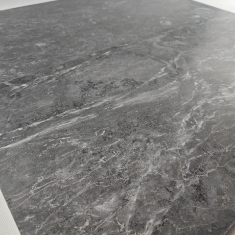 Płytki marmurowe z szarego marmuru Lovina Grey w rozmiarze 30,5x61x1,25 cm, wykończenie satyna