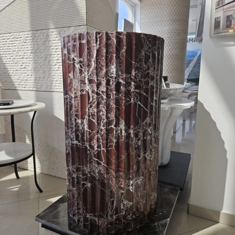 Umywalka marmurowa z bordowego marmuru Rosso Levanto w rozmiarze 49x49x85 cm cm, wykończenie satynowe